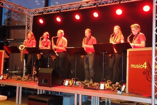 (von links nach rechts) Karin Mohr (Baritonsaxophon), Gabi Artz und Alfred Polzin (Tenorsaxophon), Bart Custers und Vanessa Artz sowie Angelika van de Locht (Altsaxophon)