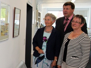 von links nach rechts: Annelies Oosterbaan, Bürgermeister Ulrich Francken und Christine Brauers bestaunen und besprechen die Kunstwerke der beiden Künstlerinnen