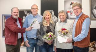 (von links nach rechts): Johannes Bauer, Andreas Albers mit Ehefrau Marion, Siegfried Verheyen, der den Preis stellvertretend für seine erkrankte Frau Marion entgegennahm, und Gerhard Pöppel freuten sich gemeinsam bei der Hauptpreisübergabe. 