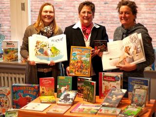 von rechts nach links: Astrid Hölsken von der Sparkasse freut sich mit Rabea Pricken und Margret Rankers über neue Kinder- und Jugendliteratur für die Bücherei Weeze - Foto: Privat
