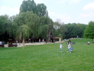 Der Park mit Spielplatz direkt an der Niers gelegen