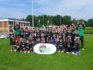 Rund 40 motivierte Kids wurden an vier Tagen abwechselnd von den professionellen Trainern der Fussballschule Grenzland trainiert