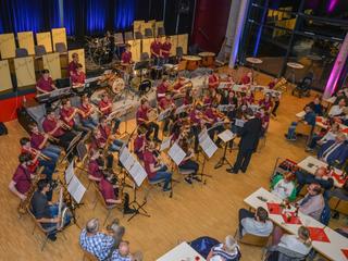 Unter der Leitung von Philipp Niersmans spielte die Gaesdoncker BigBand mit über 40 Musikern bei der Feier zum ersten Geburtstag des Bürgerhauses in Weeze