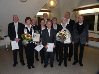 Frau Anny Rütten wurde für 40-jährige Treue zum Chorgesang im Kirchenchor geehrt, Frau Hildegard Uffermann für 25-jährige Treue. Aus den Händen des Präses Pastor Klaus Martin Niesmann erhielten beide eine Ehrenurkunde vom Diözesan - Cäcilienverband aus Münster und einen Blumenstrauß vom Chor