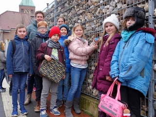 Mehrere Kinder, die Kommunionsunterricht bekamen, haben sich gemeinsam als Gruppe entschieden, sich mit einem Schloss die Erinnerung an diese Zeit an der 'Weezer Schlösser-Mauer' zu verewigen