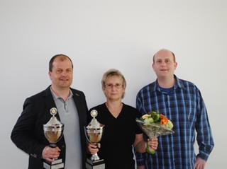 von links nach rechts: Guido Koenen, Einzelortsmeister 2017, die Einzelortsmeisterin 2017 Elisabeth Krauhausen und Andreas Ingenbleek (vom Ausrichter 'Weezer Kegelfreunde')