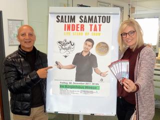 von links nach rechts: 'Onkel' Khalid Rashid und Sandra Celik vom Büro für Kultur und Tourismus der Gemeinde Weeze freuen sich auf ein Wiedersehen mit dem Comedy-Talent Salim Samatou