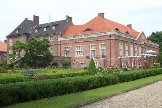 Das Schloss Kalbeck mit einem Teil der Gartenanlage in Weeze