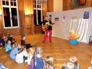 Rund 60 kleine und große Gäste lauschten den Geschichten von Kinderliedermacher Klaus Foitzik in den historischen Räumen von Schloss Wissen gespannt