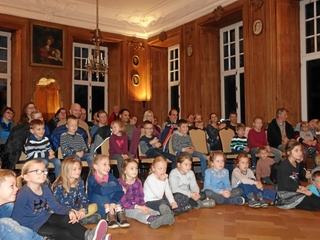 Rund 60 kleine und große Gäste lauschten den Geschichten von Kinderliedermacher Klaus Foitzik in den historischen Räumen von Schloss Wissen gespannt