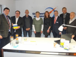 von links nach rechts: Bürgermeister Ulrich Francken, Carlo Marks, Rolf Hörster, Bernhardine Haesters, Kristina Derks, Michael Limbeck, Guido Gleißner und Alfons van Ooyen