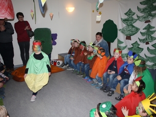 Bei frostigen Temperaturen, aber gut gelaunt und mit frühlingshaften Angeboten feierte der Kindergarten Sankt Cyriakus sein Frühlingsfest zum Thema 'Das leise Frühlingserwachen'