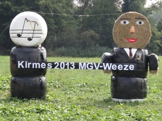 Strofiguren geben den Hinweis zum festgebenden Verein für die Kirmes in Weeze 2013