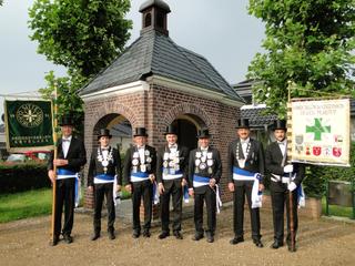 To the fore of the St. John’s Chapel: Andreas Halmanns with the rural district’s standard, rural district King Johannes Halmanns, minister Johannes van Husen, King Norbert Mülders (chairman), minister Norbert Hermens, district King Stephan Gorthmanns, Arnd Hurkens with the district standard.