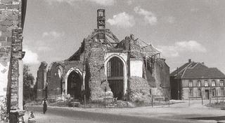 Sankt Cyriakus lies in ruins, view from the market square in the direction of the church entrance, after 1945.