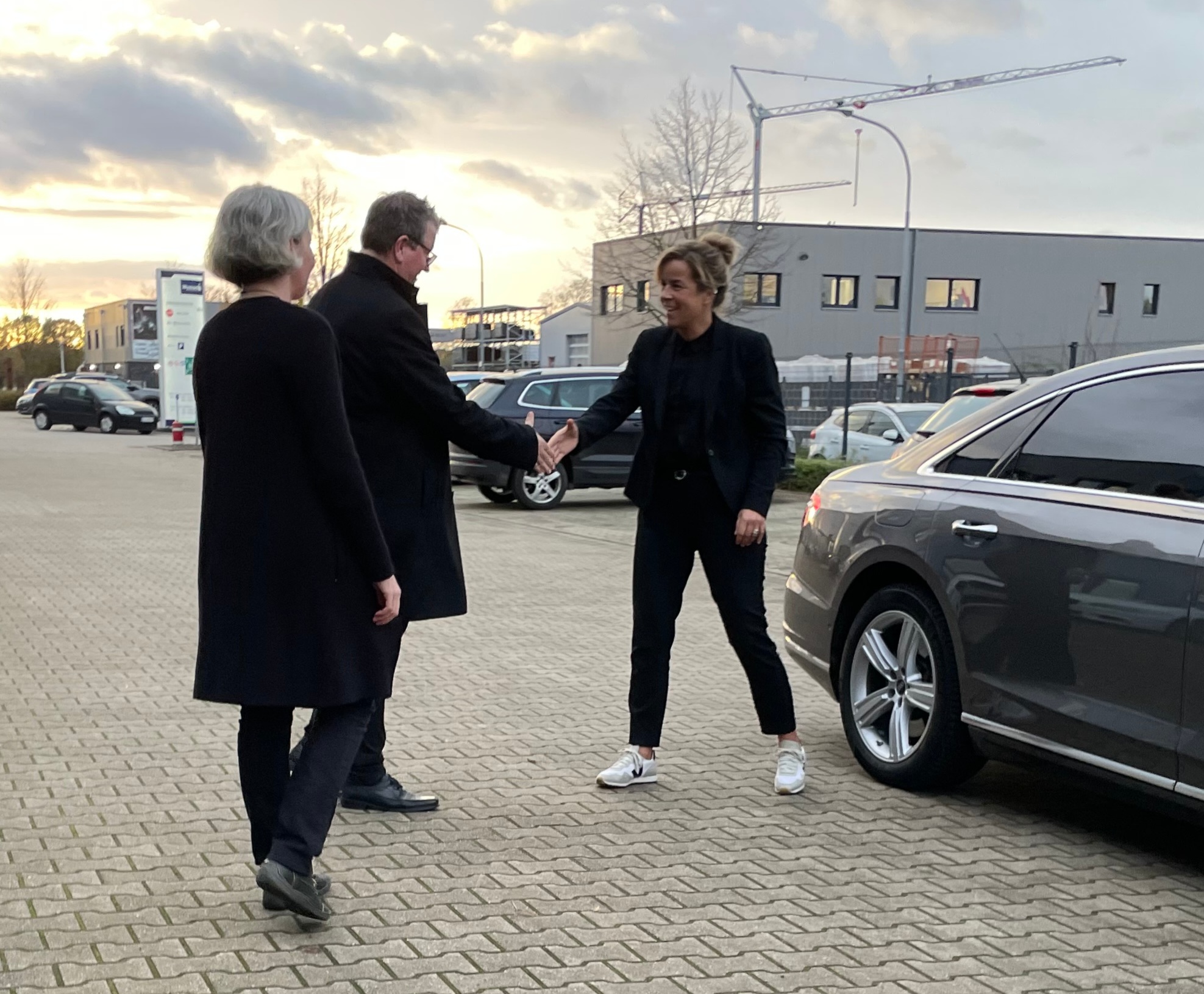 Bürgermeister Georg Koenen, Jessica Kruchem und Mona Neubaur