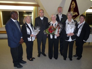 (von links nach rechts): Pastor Dr. Jeremiah Ikegbusi, Leni Feegers, Präses Pfarrer Klaus Martin Niesmann, Margot Budweg, Johannes Snelting (1. Vorsitzender), Hannemie Kranepuhl, Hanne Peters (2. Vorsitzender)