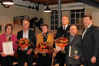 (von links nach rechts): Angelika Meyers mit  Ihrem Mann Hubert, Bärbel und Peter Cox, Helmut van  Rißwick und Bürgermeister Ulrich Francken. 