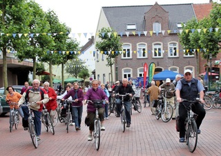Die Radwanderer können sich wieder freuen auf den großzügigen Platz am „Alten Markt", der am Sonntag, dem 1. Juli 2012, in Weeze der Start-/Zielort des 21. Niederrheinischen Radwandertages sein wird.