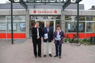 (von rechts nach links): Barbara Naus, Stellvertretende Vorsitzende des Arbeitskreises und Redaktionsleiterin der Jahrbücher, Kurt van Hall, Vorsitzender und Astrid Hölsken von der Sparkasse Weeze.  