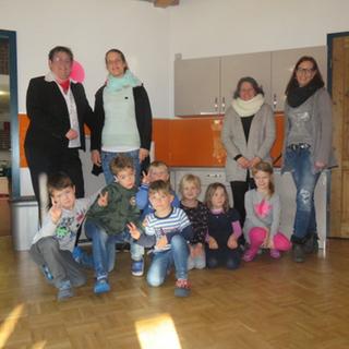 Freude über die neue Küchenzeile im Kindergarten Kieselstein Wemb