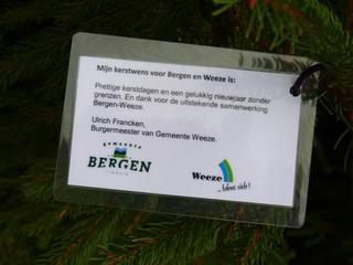 Bürgermeister Ulrich Francken aus Weeze und Bürgermeisterin Manon Pelzer aus Bergen haben sich über die reibungslose Zusammenarbeit (der Bauhöfe) bei der Lieferung des Weihnachtsbaumes nach Bergen sehr gefreut und waren auch die ersten, die ihre Wünsche für die Bürgerinnen und Bürger der zwei Kommunen am Weihnachtsbaum, der am Rathaus in Bergen steht, neulich aufgehängt haben.