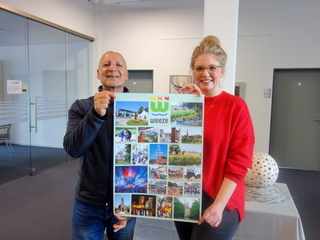 Khalid Rashid und Sandra Celik vom Büro für Kultur und Tourismus der Gemeinde Weeze sind mit dem neuen Plakat sichtlich sehr zufrieden