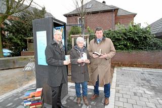 Der Bücherschrank ist auf dem Kirchplatz in Weeze aufgestellt und wurde heute von Bürgermeister Ulrich Francken, dem Kommunalbetreuer Dirk Krämer von RWE Deutschland und Maria Roeb-Dubielczyk von der Weezer Bücherei eröffnet. 