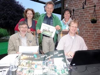 (von links nach rechts): Heinz-Theo und Sonja van Wickeren, Ludwig und Ingrid Beckers und Thomas Drißen bereiten gemeinsam die Teilnahme Wembs am Kreiswettbewerb „Unser Dorf hat Zukunft“ vor.