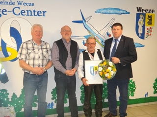 von links nach rechts: Peter Smits, Leiter des Baubetriebshofes, Karl Rütten, Fachbereichsleiter Personal, Willy Kirchner und Bürgermeister Ulrich Francken