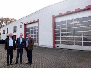 (von links nach rechts): Johannes Peters von der Gemeinde Weeze, Thomas Schwarzkopf , Geschäftsführer der Firma Thermoformung GmbH und Bürgermeister Ulrich Francken vor dem neuen Standort der Firma in Weeze