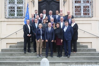 Die Mitglieder des Europaausschusses vor/im Palais „Adelmann“, dem repräsentativen Haus der Stadt Ellwangen. Foto: Stadt Ellwangen