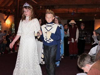 Kinder begeisterten das Publikum als Prinzessin und König