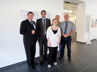 Auf dem Bild von links nach rechts: Bürgermeister Ulrich Francken, Bastian Schmidt, Lisa Holland, Personalratsvorsitzender Dirk Jendrusch, Ausbildungsleiter Karl Rütten