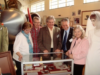 Im Bild von links nach rechts: Alexandra Smith mit ihrem Ehemann Richard, Rod Hawkins, Helmut Hartmann (Vorsitzender des Museumsvereins) und Cilly Hawkins-Grüterich
