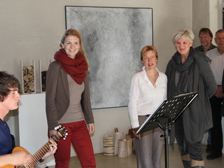 Bettina Hachmann (rechts im Bild) und Hermine Böhling (Mitte) bei der Ausstellungseröffung am 18.09.2011