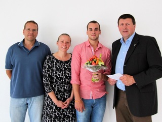 Bildunterschrift (von links nach rechts): Ausbildungsleiter Dirk Jendrusch, Personalratsvorsitzende Anna Gabrys, Daniel Flören und Bürgermeister Ulrich Francken freuen sich über das Ergebnis