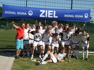 Die Siegermannschaft bei der B-Jugend des Signal-Iduna Cups 2012 in Weeze: Die DJK TuS Körne