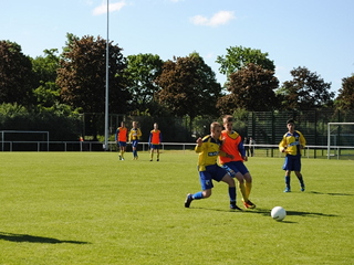 Die niederländischen Freunde von DZC 68 Doetinchen in gelb gegen den Gastgeber TSV Weeze beim internationalen Turnier der B-Jugend-Mannschaften