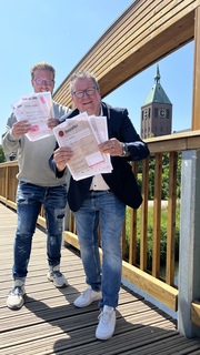 Bernd Dicks und Bürgermeister Georg Koenen bei der Übergabe der Sondertickets © Gemeinde Weeze