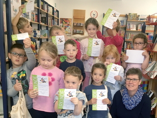 Die Kinder des Sankt Franziskus-Kindergarten präsentieren voller Stolz ihre erworbenen Urkunden