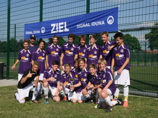 Die Siegermannschaft bei der C-Jugend des Signal-Iduna Cups 2012 in Weeze: Der TuB Bocholt