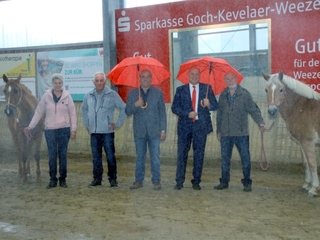 Jetzt war es endlich möglich und die Beregnung wurde offiziell in Betrieb genommen in Anwesenheit vom Vorstandsvorsitzenden der Sparkasse Herrn Thomas Müller (2. von rechts), der sich dafür gerne in den Regen stellte