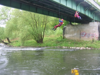 Dieter Peters und Klaus Mänche beim abseilen von einer 12 Meter hohen Brücke