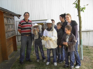 Schüler der Vorstufe 1 und Unterstufe 3 der Don Bosco Schule in Geldern besuchten zusammen mit ihren Lehrern neulich das Bienenhaus im Weezer Tierpark