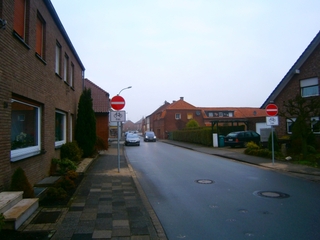 Die Gartenstraße wird in südlicher Richtung auf einem Teilstück (ab Vogteistraße bis zur Einmündung Pater-Fonck-Straße/Rosenweg) zur Einbahnstraße. Die Radfahrer (und nur die) sind von dieser Regelung ausgenommen und können nach wie vor in beiden Richtungen fahren