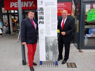Weezes Bürgermeister Ulrich Francken (links im Bild) und Vorstandsvorsitzender der Sparkasse Goch-Kevelaer-Weeze Thomas Müller haben gerade die historische Tafel 12 an der Kevelaerer Straße in Weeze enthüllt