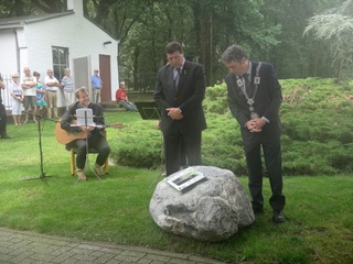 (von links nach rechts): Weezes Bürgermeister Ulrich Francken und Venrays Bürgermeister Hans Gilissen haben gemeinsam die Enthüllung des Hörsteines auf der deutschen Kriegsgräberstätte Ysselsteyn durchgeführt.
