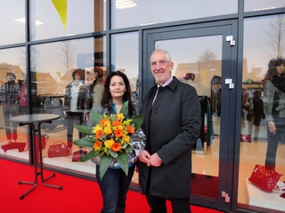 Stellvertretender Bürgermeister Rolf Hörster nahm die Eröffnung zum Anlass, Frau Hulya Edis zur Geschäftseröffnung zu gratulieren und gute Geschäfte im Fachmarktkomplex am Cyriakusplatz zu wünschen