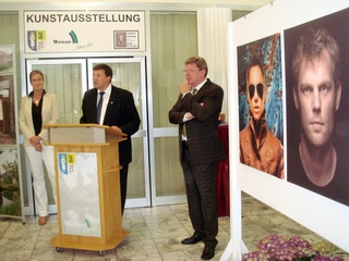 (von links nach rechts): Astrid Pöppel, Bürgermeister Ulrich Francken und Gerhard Pöppel freuen sich bei der offiziellen Eröffnung auf eine gelungene Foto-Kunstausstellung im Rathaus der Gemeinde Weeze